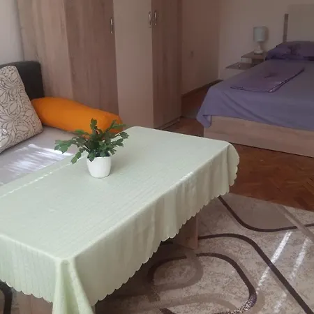 아파트 Central Apartment 실리스트라
